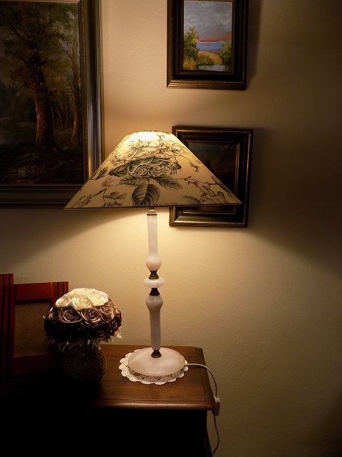 Lampa stolová biely mramor