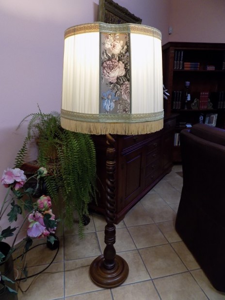 Elegantná stojacia lampa