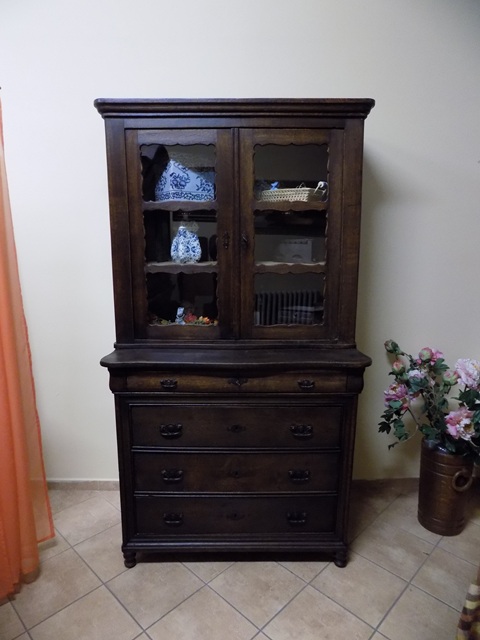 Starožitný príborník