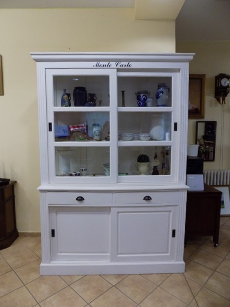 Vitrína - príborník vo vidieckom štýle