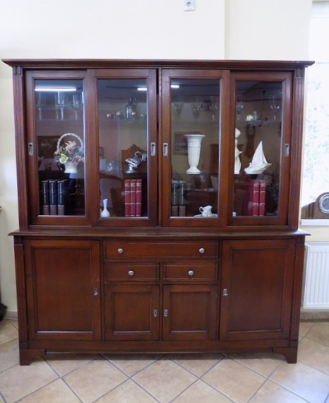 Vitrína - knižnica z masívu