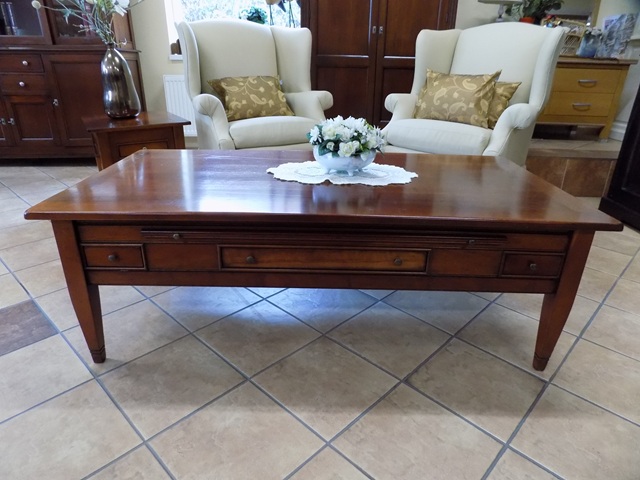 Konferenčný stolík s úložným priestorom